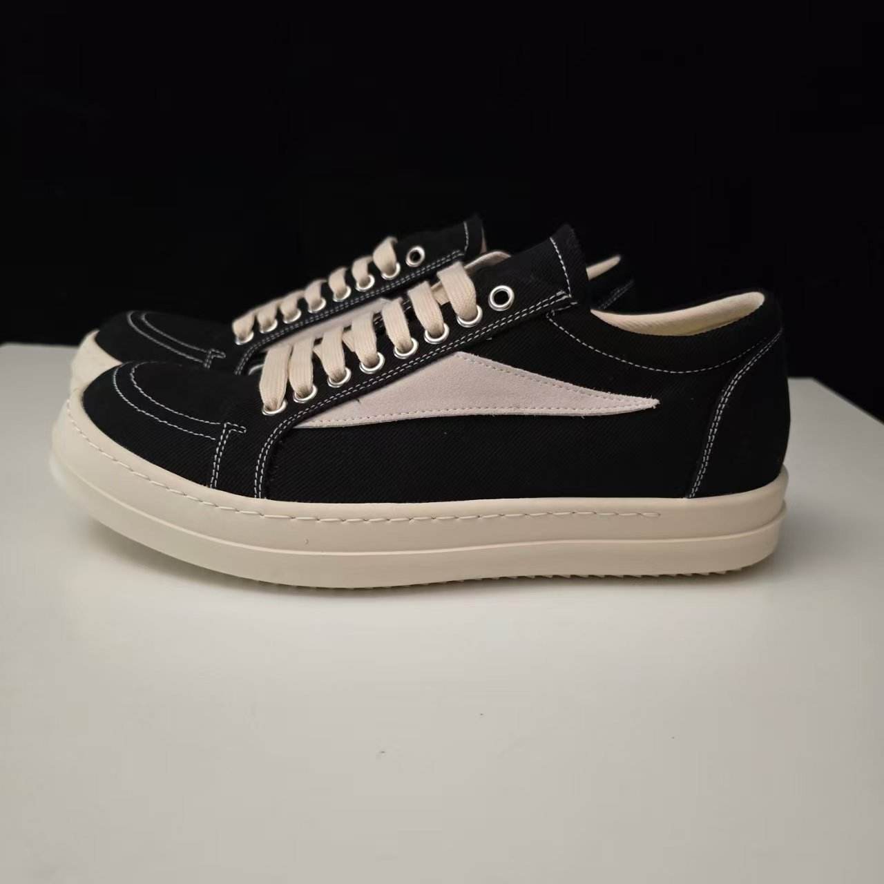 Triangle en toile cirée noire