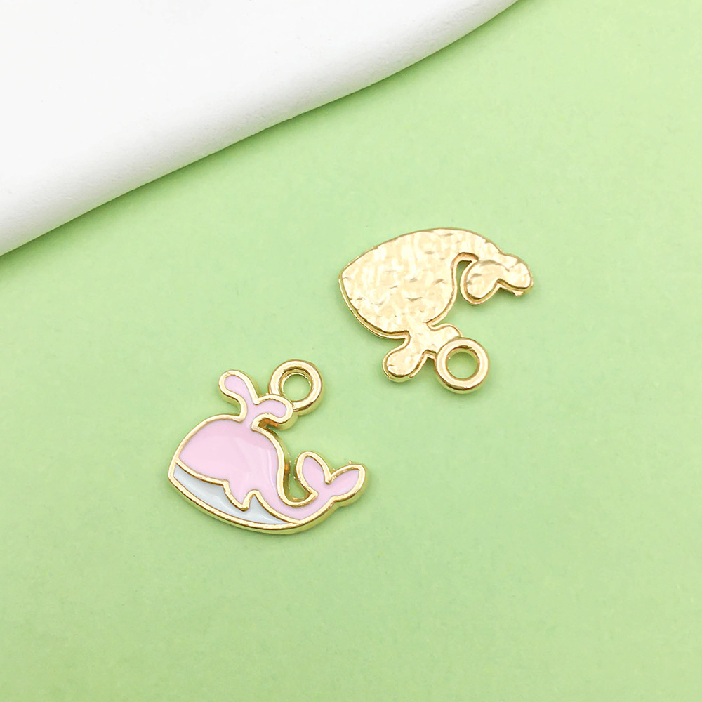 ปลาวาฬสีชมพูหนึ่งตัวพร้อมหยดน้ำมัน ขนาด 12*14 มม. น้ำหนัก 0.7 กรัม ราคา 11,890 หยวน