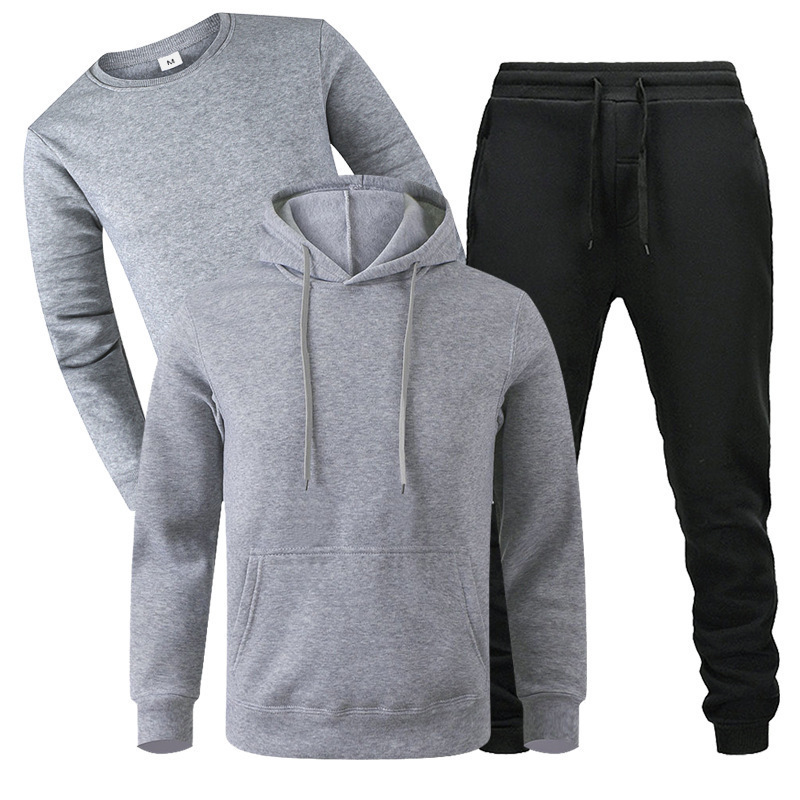 Gris claro con pantalón negro.