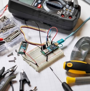 Das ESP32-Entwicklungsboard verfügt über einen Pin-Header-Mikro controller, der WiFi-und Bluetooth-Steuerung unterstützt.