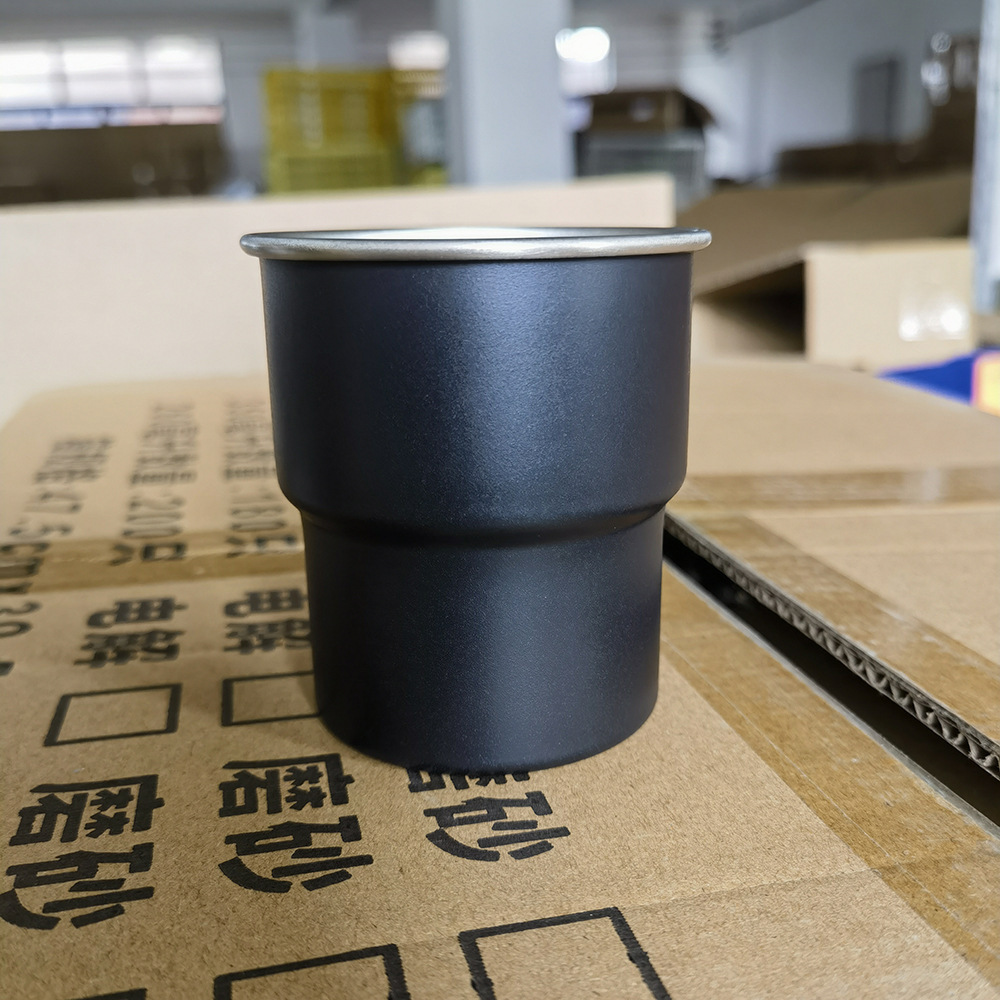Tasse à marche noire givrée transparente