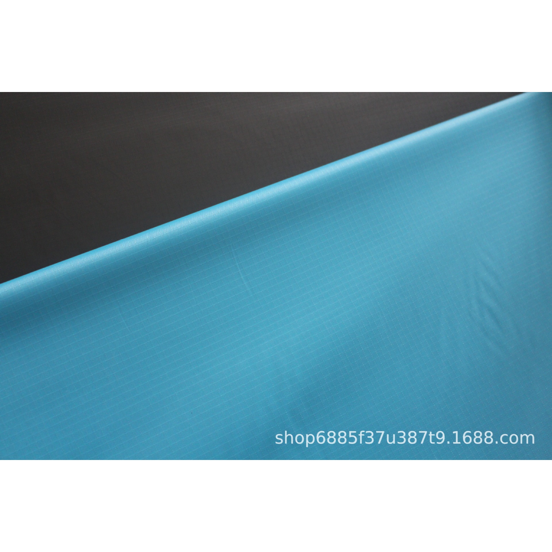 สีฟ้าอ่อนแบบปกปิดเต็มรูปแบบ, ไวนิลสีดำ