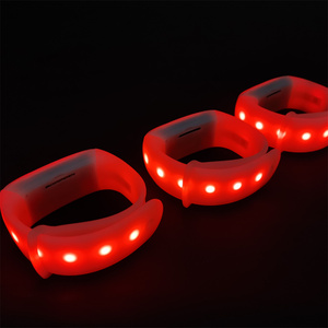 Benutzer definiertes Logo Halloween Glow Armband mit 11 <span class=keywords><strong>LED</strong></span>-Licht Programmier bare <span class=keywords><strong>LED</strong></span>-Steuerung Armbänder für Abschluss und Valentinstag