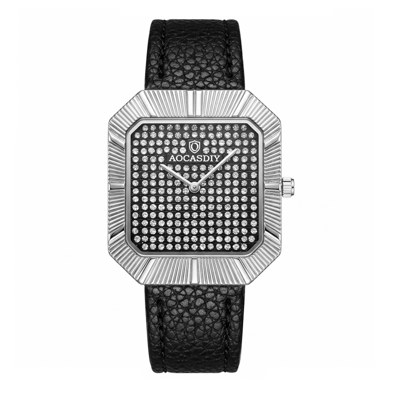Boîtier argenté, bracelet noir