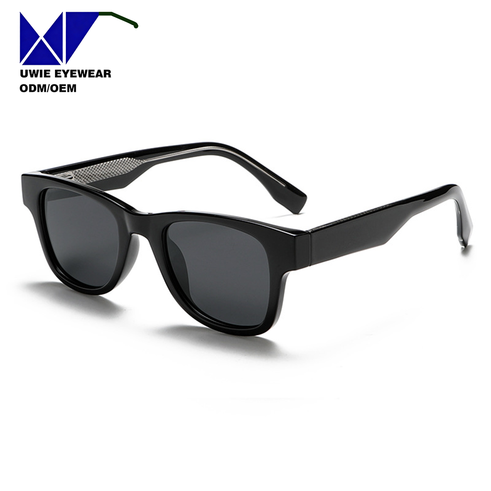 Montura negra, lente gris