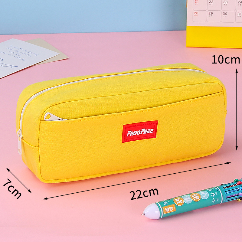 Estuche de lona amarillo para lápices.