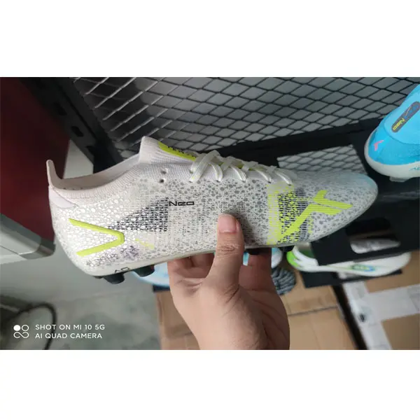 Los proveedores proporcionan muestras para el diseño de césped interior personalizado, sus propios zapatos antideslizantes de fútbol de Venta caliente, zapatos de fútbol, cinco