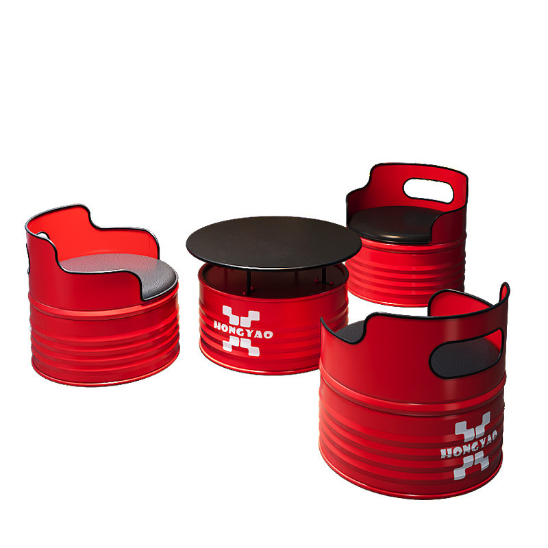 Combinación de mesa roja con tres sillas, estilo único.