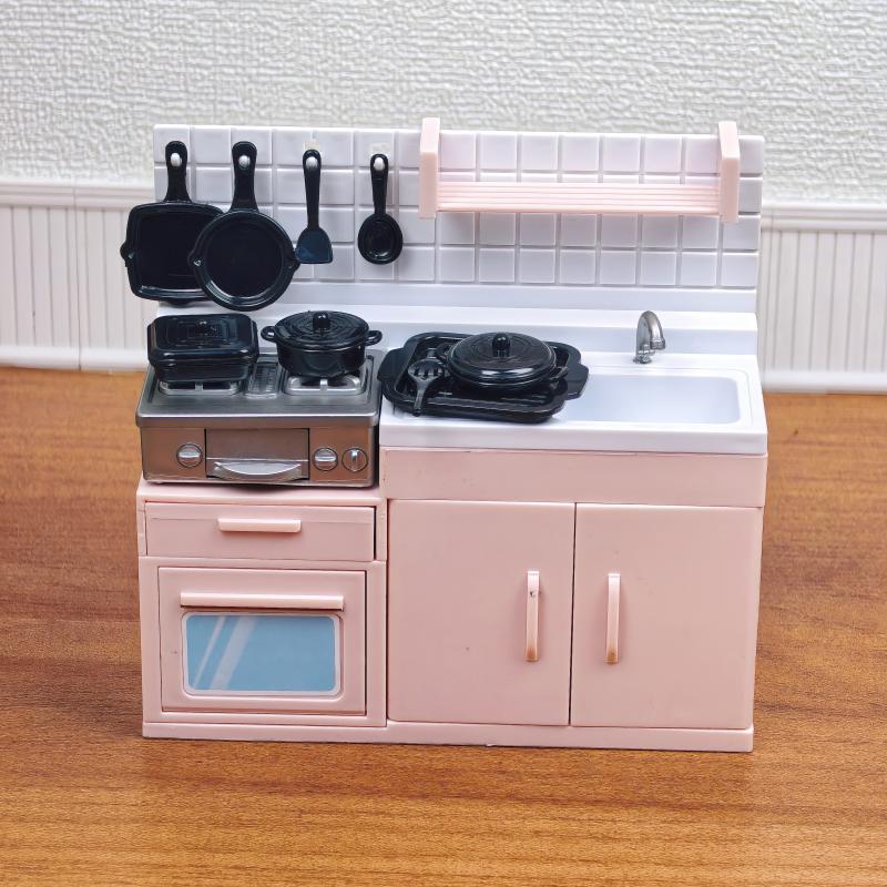 Cocina rosa + juego de utensilios de cocina.
