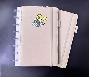 A5 taglia elegante per copertina in pelle sintetica per Notebook rilegata a disco con chiusura rilegata ad elastico e pagine ricaricabili in tasca - Product Image 1