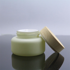 Customized 50G Luxury Low Price Green Glass Cream <strong>Jars</strong> with Wooden Caps