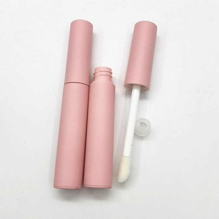 Tube de brillant à lèvres rose mat