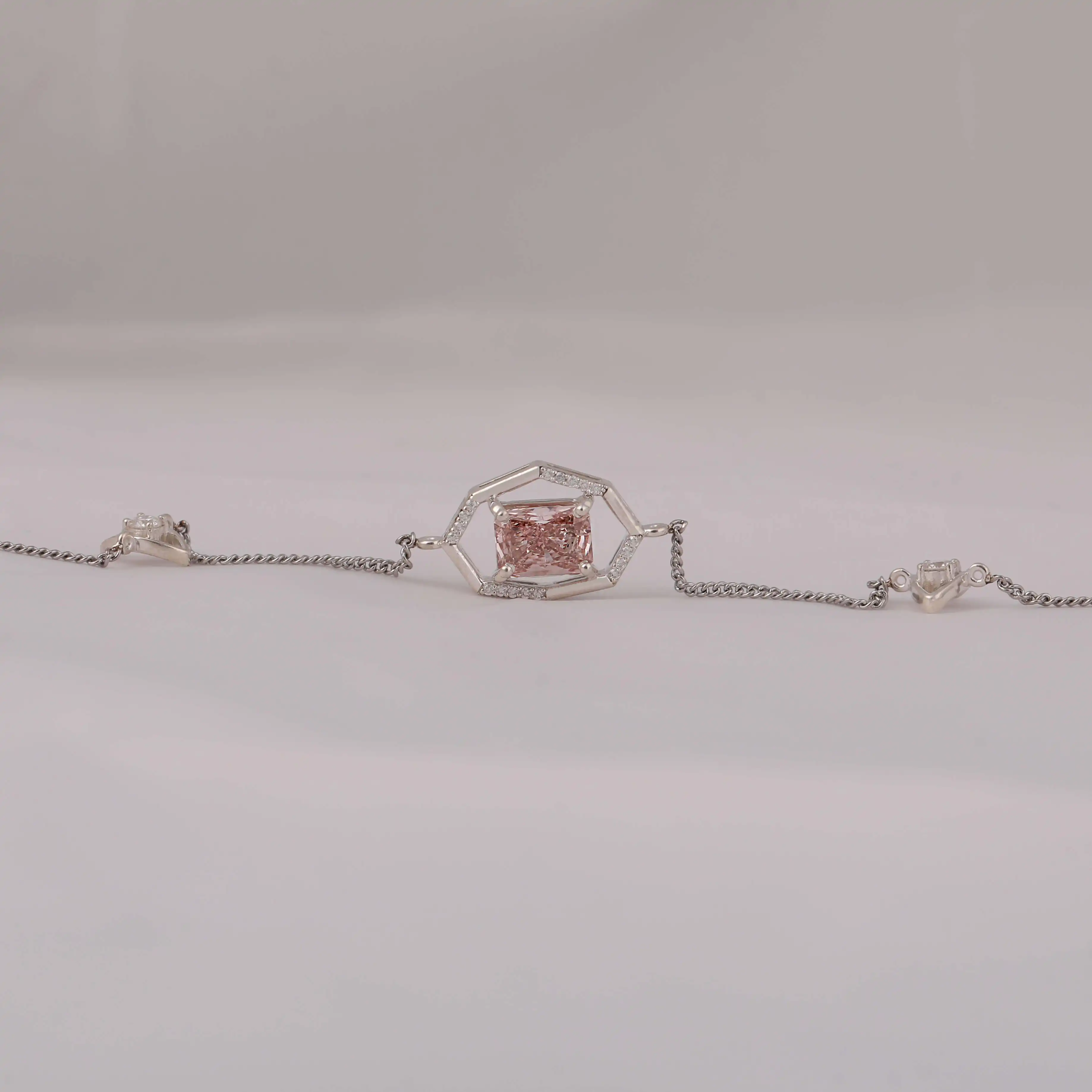 Diamant de laboratoire minimaliste en rose radieux et blanc rond forme personnalisée en or massif 18KT et utilisé pour toutes les occasions