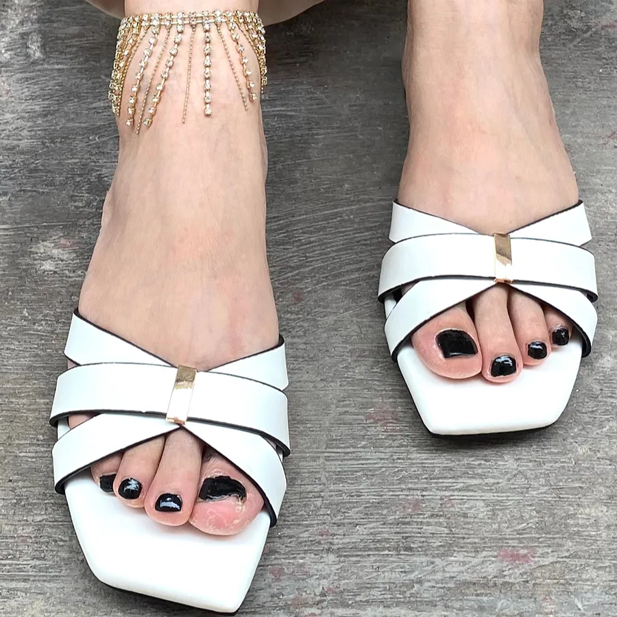 Chaussures pour femmes sandales plates de qualité supérieure chaussures plates décontractées de créateur de mode de marque pantoufle en cuir artificiel pour femmes sandales de plage et de mariage