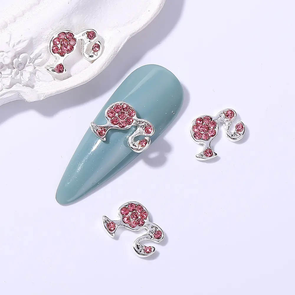 RTS decoración de diamantes completa 3D diseño de forma de muñeca de bebé colores rosa encantos de uñas Niña Accesorios de uñas postizas para arte de uñas