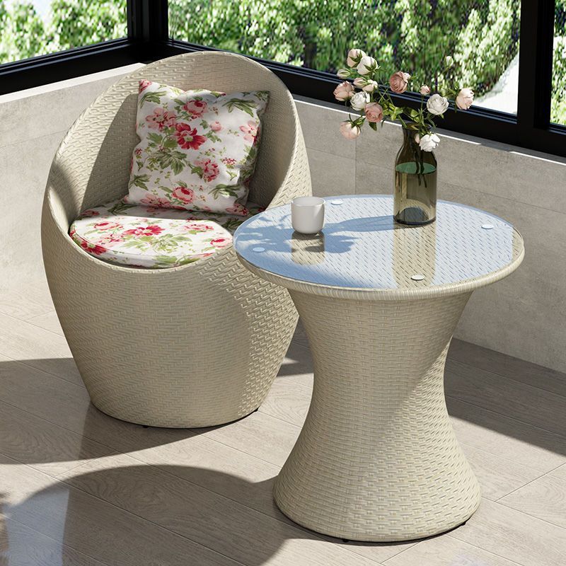 Une table et une chaise (blanc cassé)