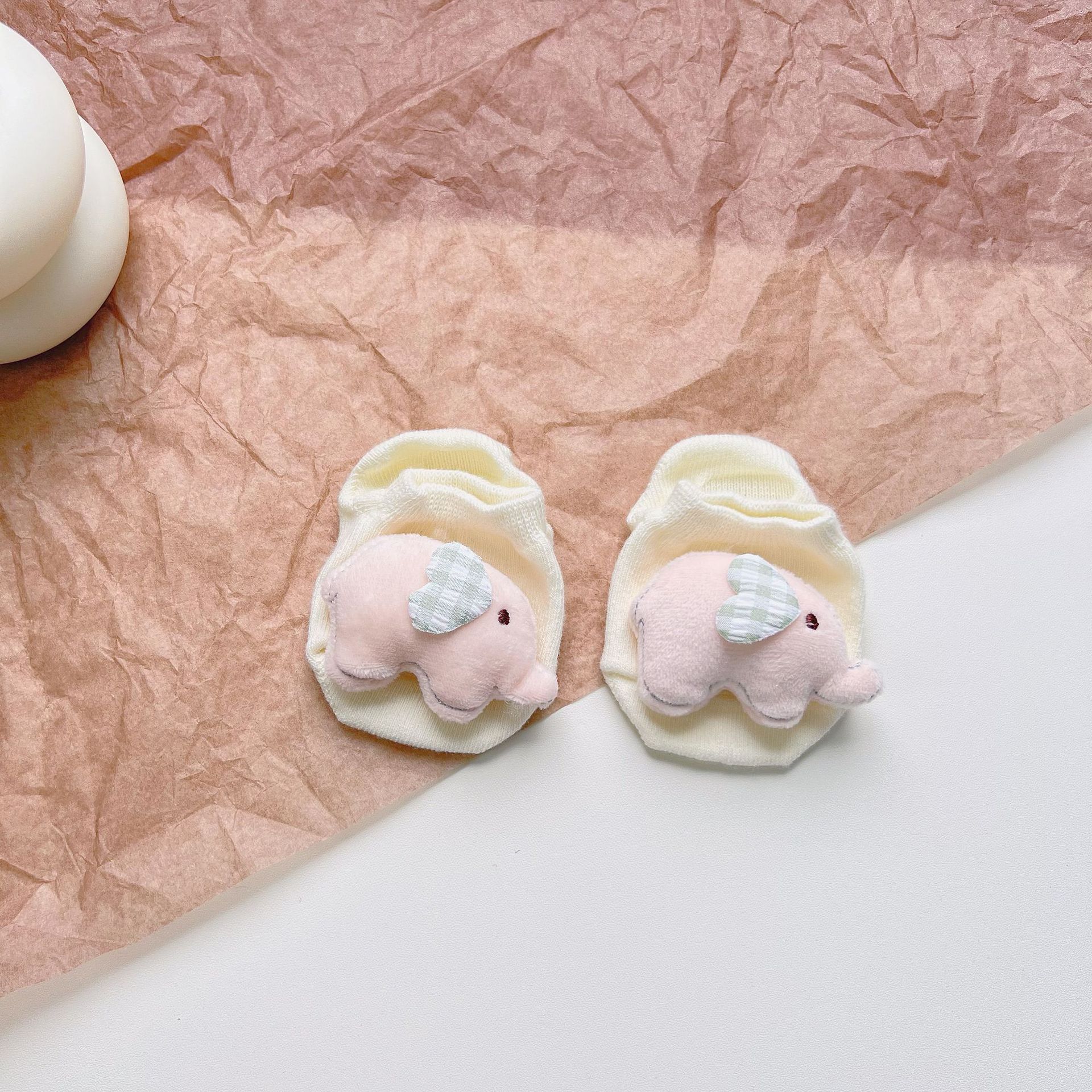 Éléphant rose avec oreilles blanches en forme de cœur.