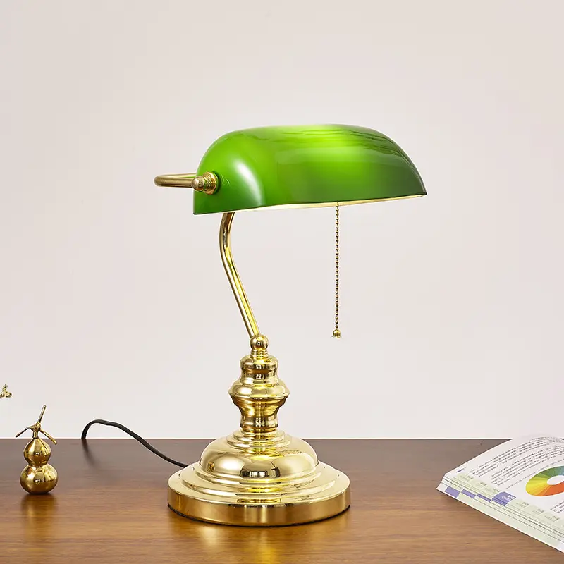 Proveedor de la fábrica de vidrio clásico sombra banquero lámpara de mesa para sala de estar dormitorio