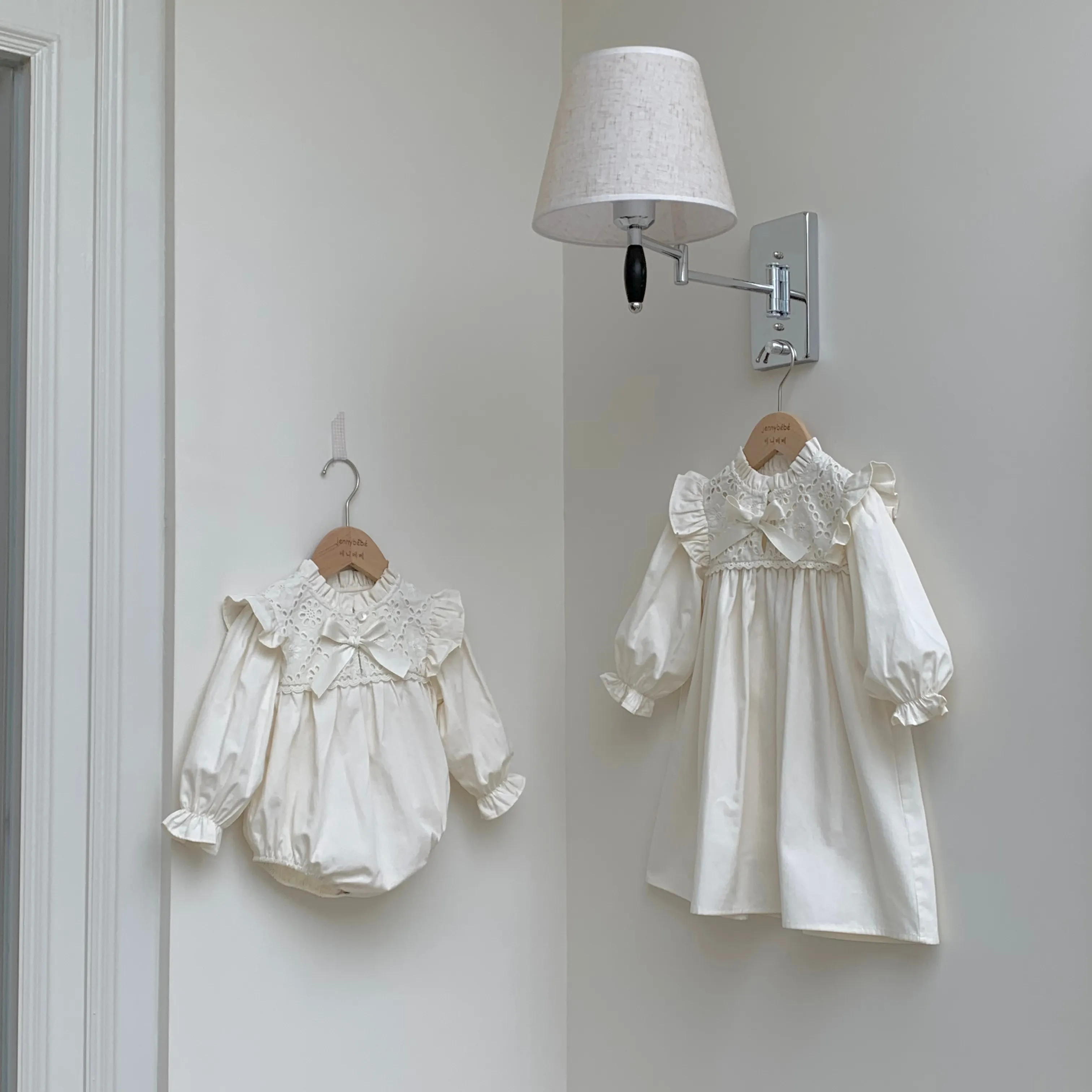 2024 Musim Semi ins bayi busur gaun renda bayi perempuan lengan terbang kecil gaun merangkak untuk bayi usia 1 tahun Romper