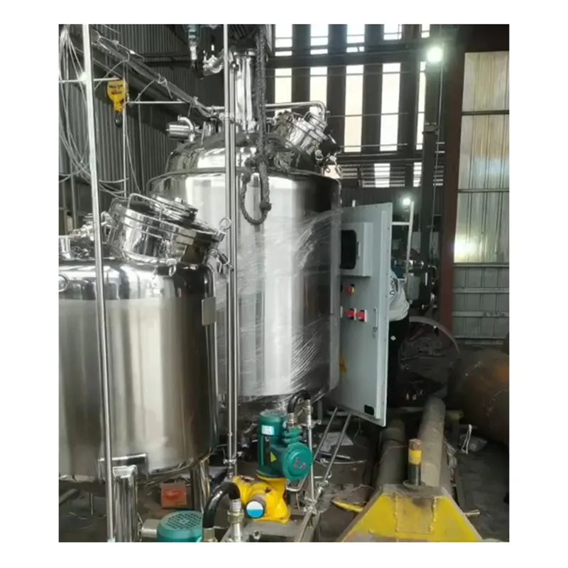 Serbatoio dell'attrezzatura di miscelazione chimica liquida cosmetica verticale dell'acciaio inossidabile sanitario 100L 200L 300L 500L