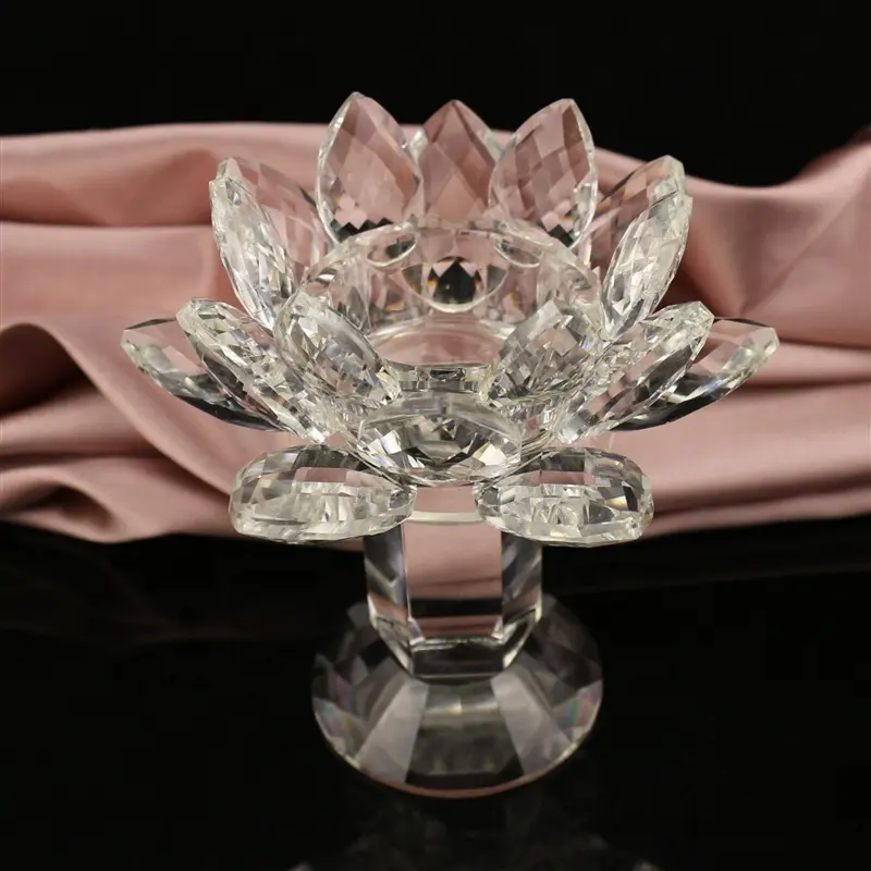 Portavelas de cristal en forma de loto para uso en bodas