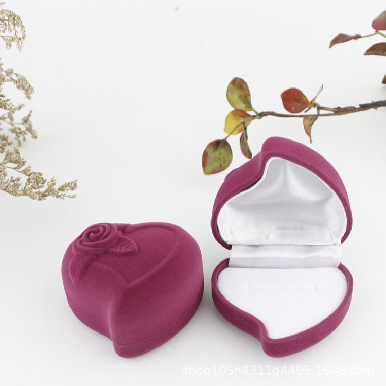 Rosa rojo + blanco + un anillo
