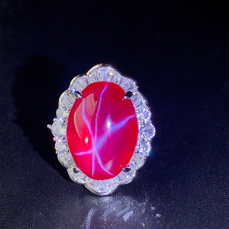 Bague lumineuse étoile à six branches en corindon rouge