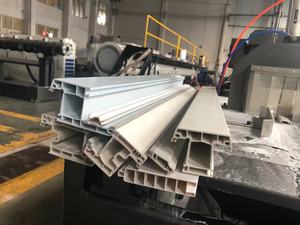 性能可靠的聚氯乙烯门窗塑料型材中国挤出机制造机械制造商