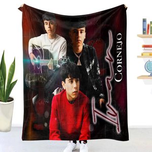 2023การออกแบบที่กำหนดเองอีวาน Cornejo Karol G ผ้าห่มพิมพ์ผ้าห่มสักหลาด - Product Image 3