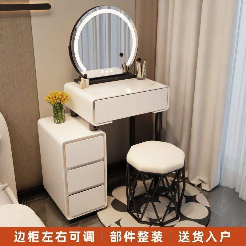 Miroir rond sur une table en dalle