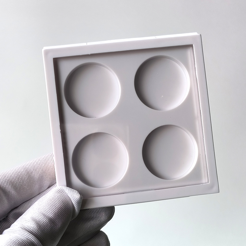 Y024, Caja vacía blanca