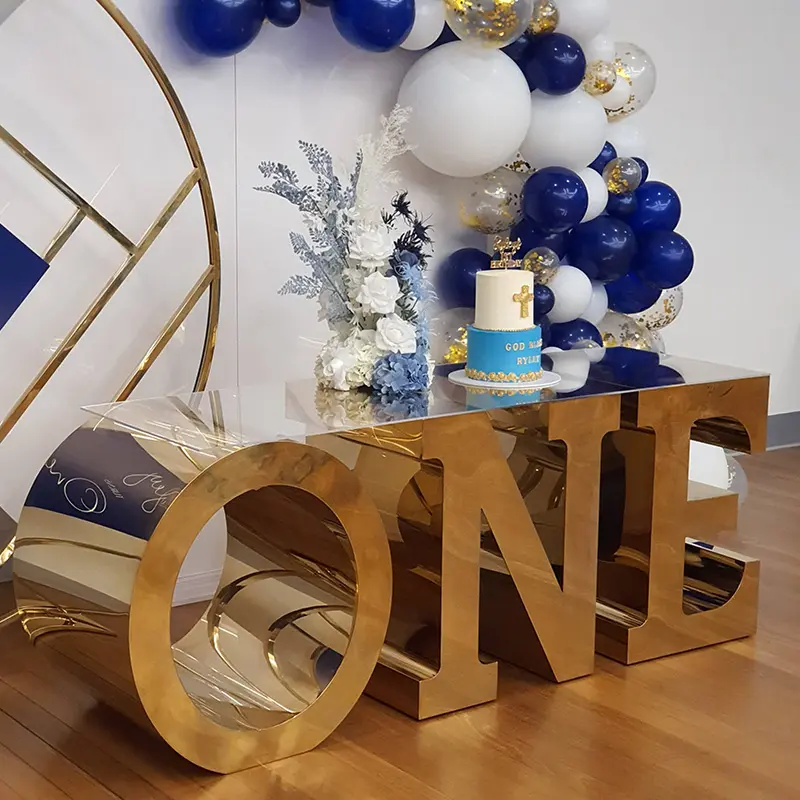 Tavolo decorativo personalizzato oro specchio in metallo lettera tavolo di fornitura festa di nozze con vetro