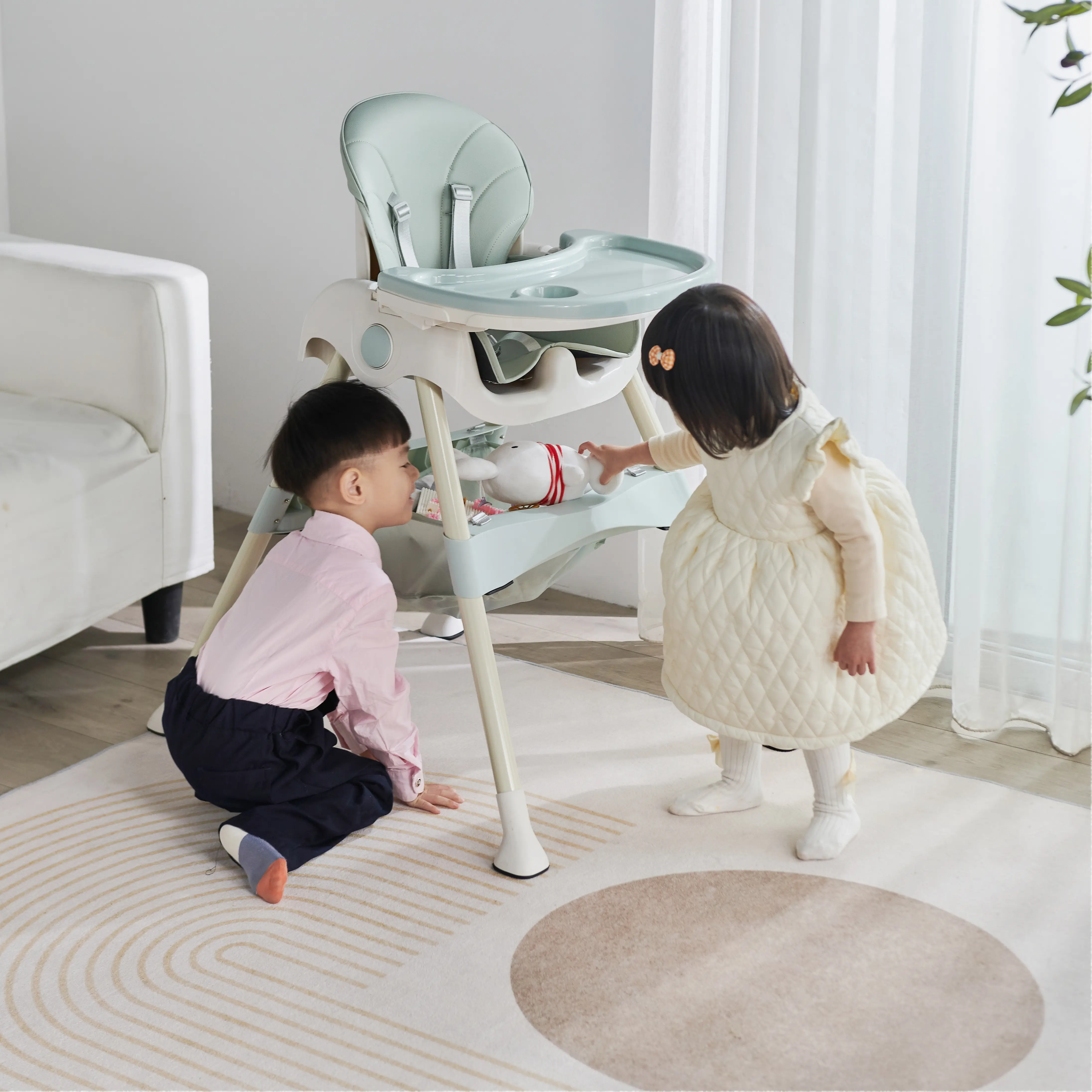 Chaise haute Convertible en plastique facile à nettoyer, chaise haute compacte pour bébé avec plateau amovible, harnais de sécurité, pieds réglables