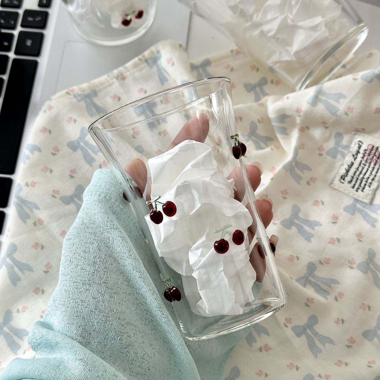 Petite tasse à lait transparente aux cerises