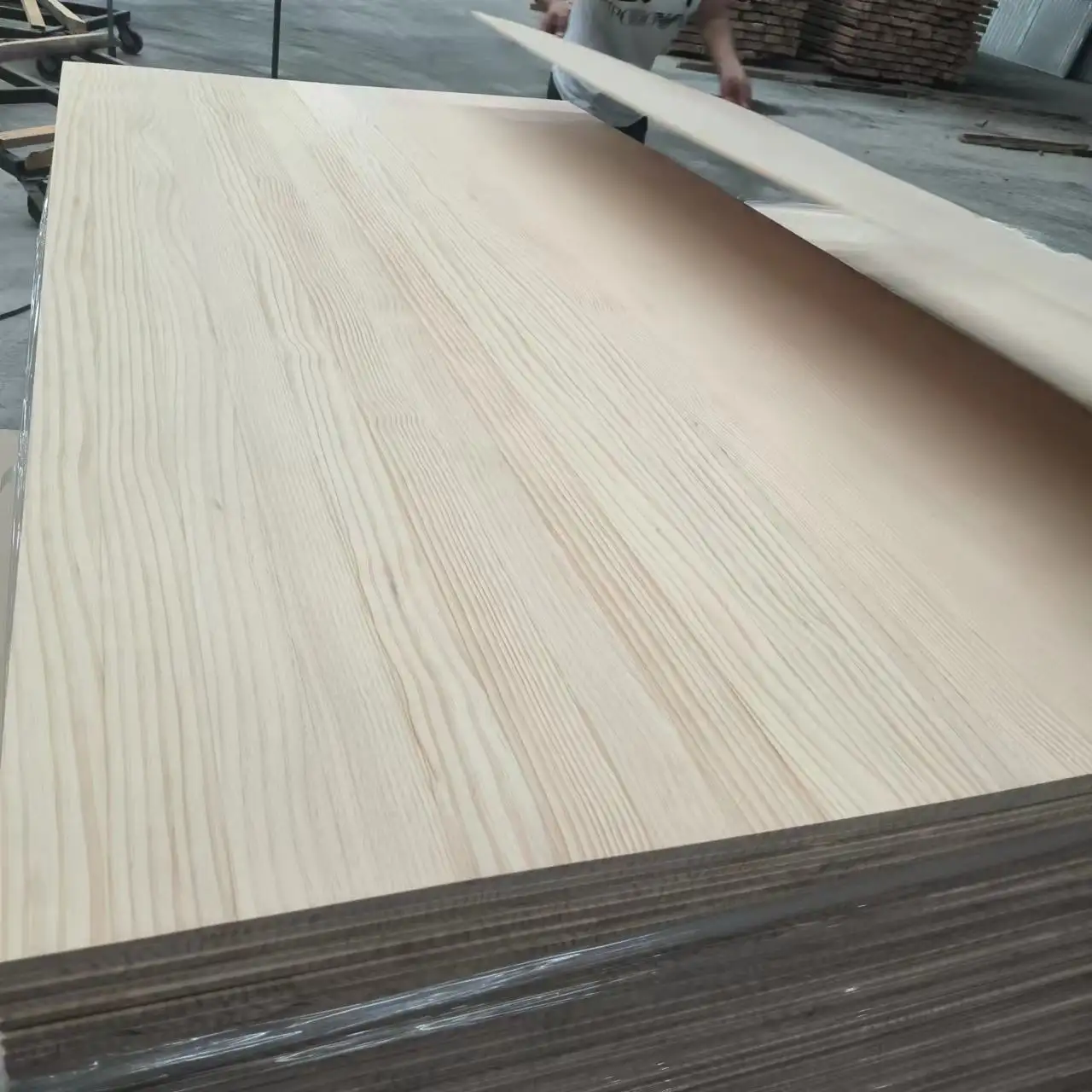 Alta calidad precio barato proveedor de madera de pino tablero de madera de pino tablones de pino