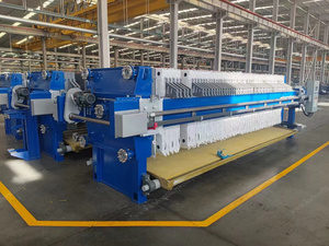 Filtropressa per fanghi a membrana controllata da programma automatico con sistema di lavaggio in tessuto