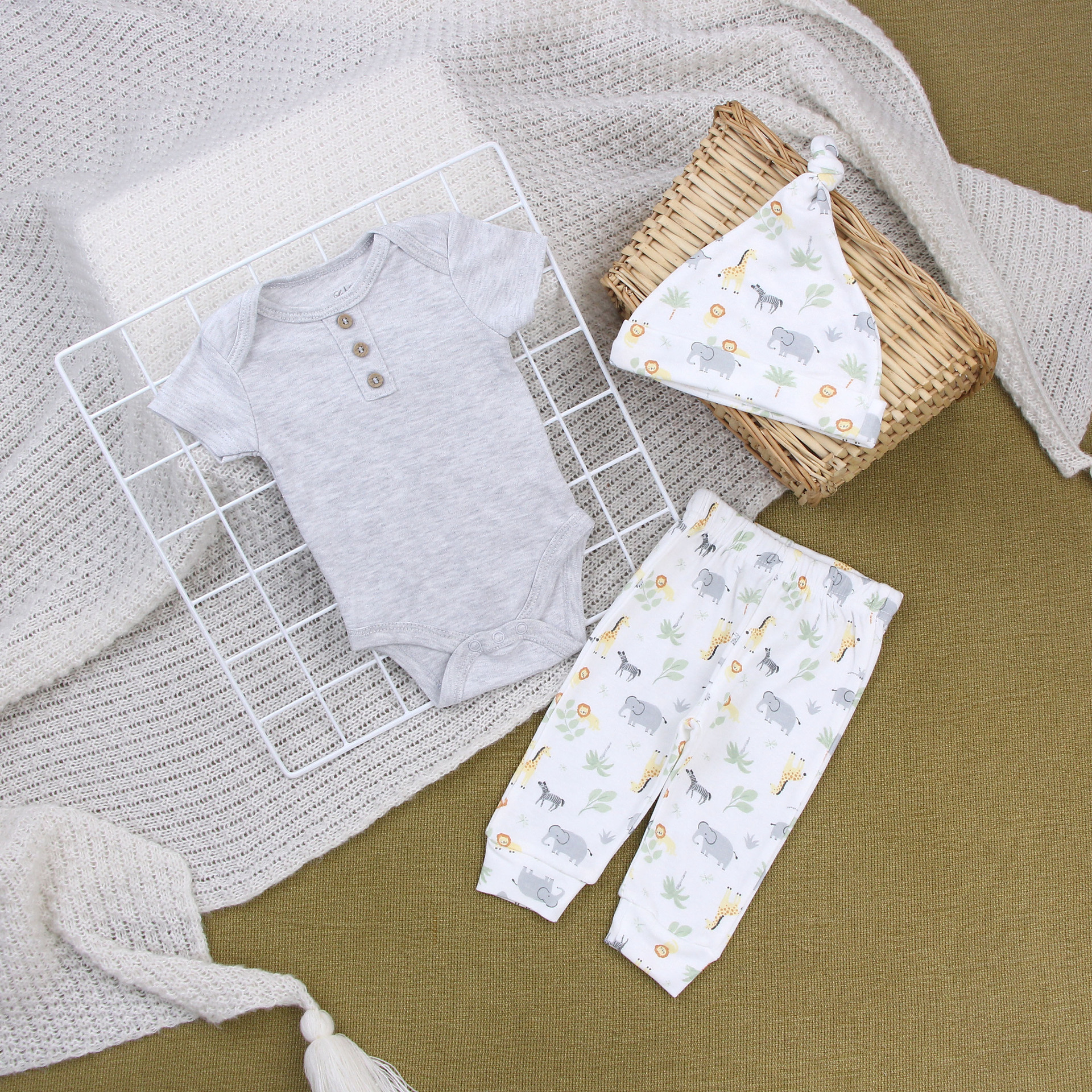Ropa de bebé con botones grises.