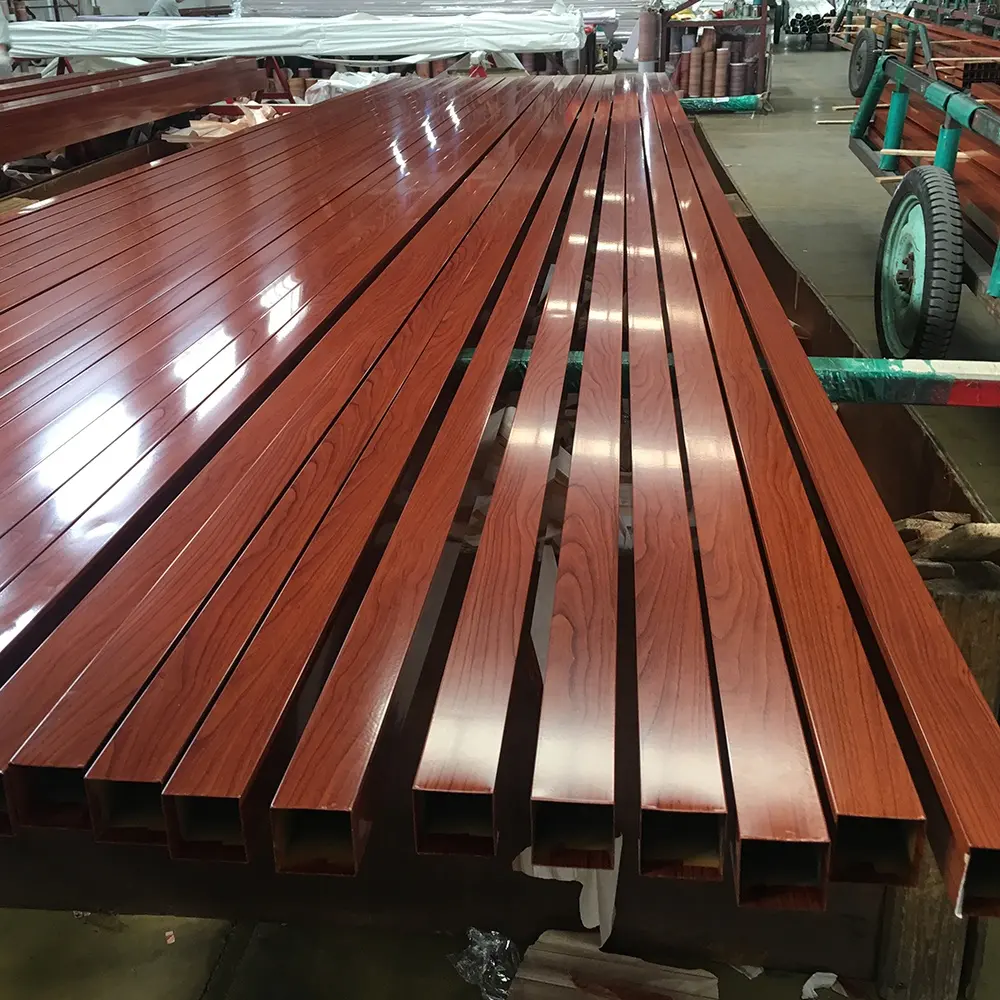 Venta al por mayor China fábrica de perfil de aluminio de grano de madera 6063 T5 perfiles de aluminio industrial extruido para puertas y ventanas