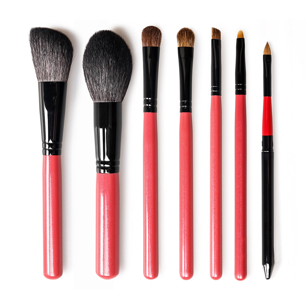 Ensemble de pinceaux de maquillage rouges