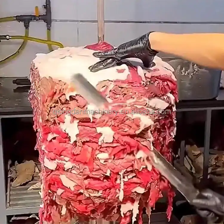 Uzbekistán Shawarma carne cruda que hace la máquina cortadora de carne fresca