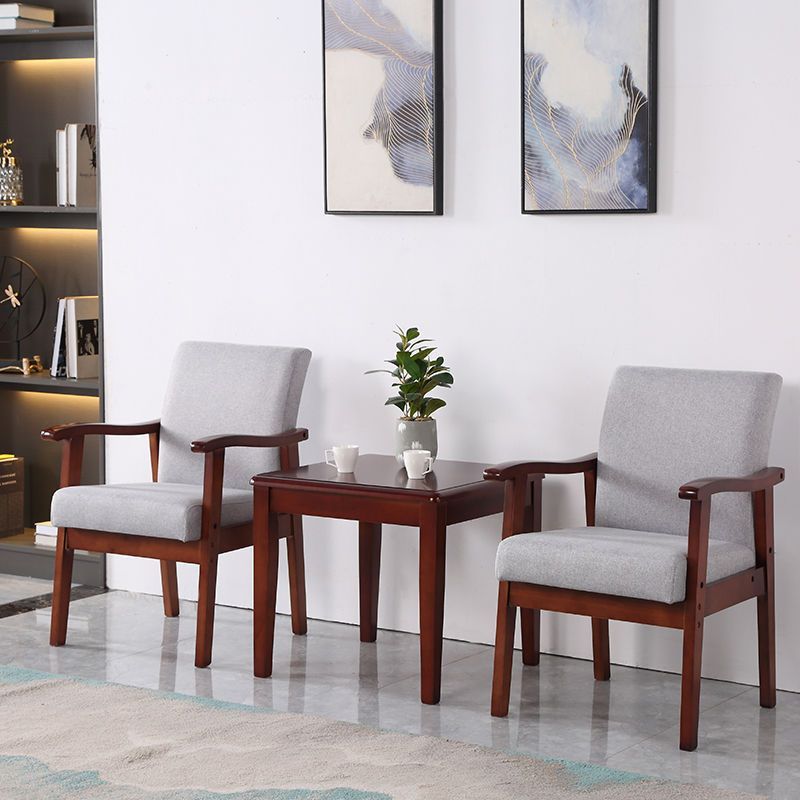 Une table, deux chaises et une table carrée, couleur noyer