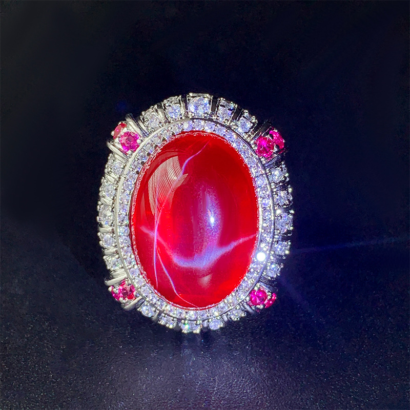 Anillo de luz con estrella de seis puntas de corindón rojo en oro blanco