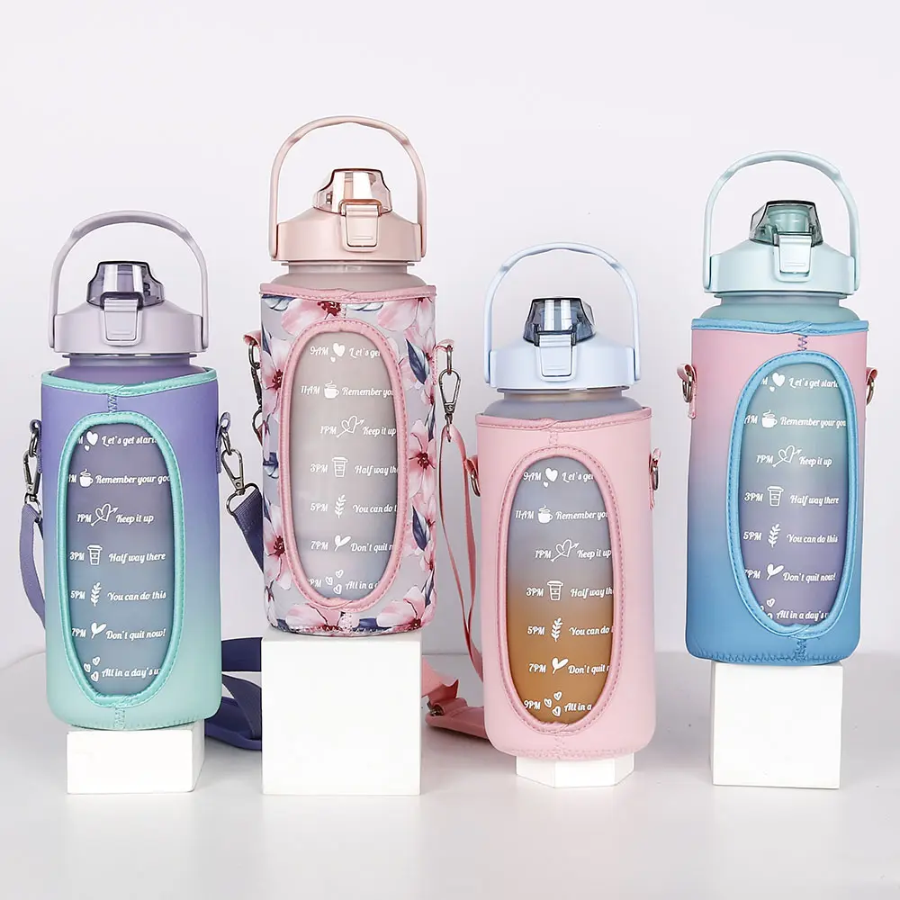 Bottiglia d'acqua motivazionale sportiva da 2 litri all'ingrosso con custodia in tessuto, Logo personalizzato bottiglia d'acqua di grande capacità adesivi 3D fai da te
