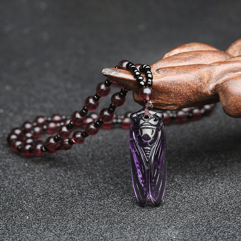 Collier de perles entières en améthyste colorée, motif cigale
