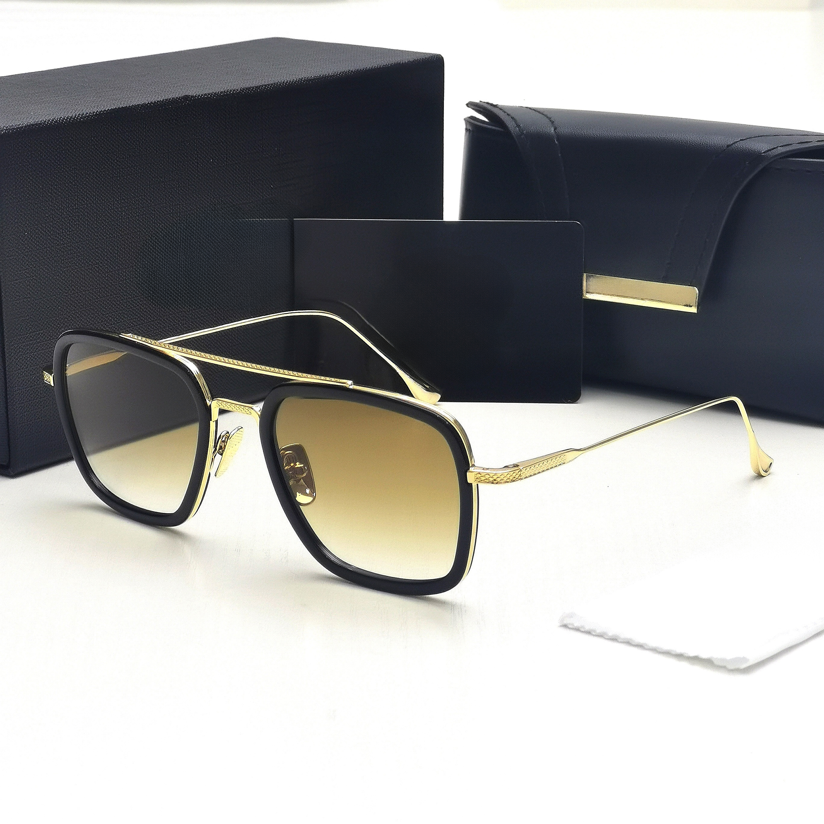 Las gafas lujosas vienen con un estuche.