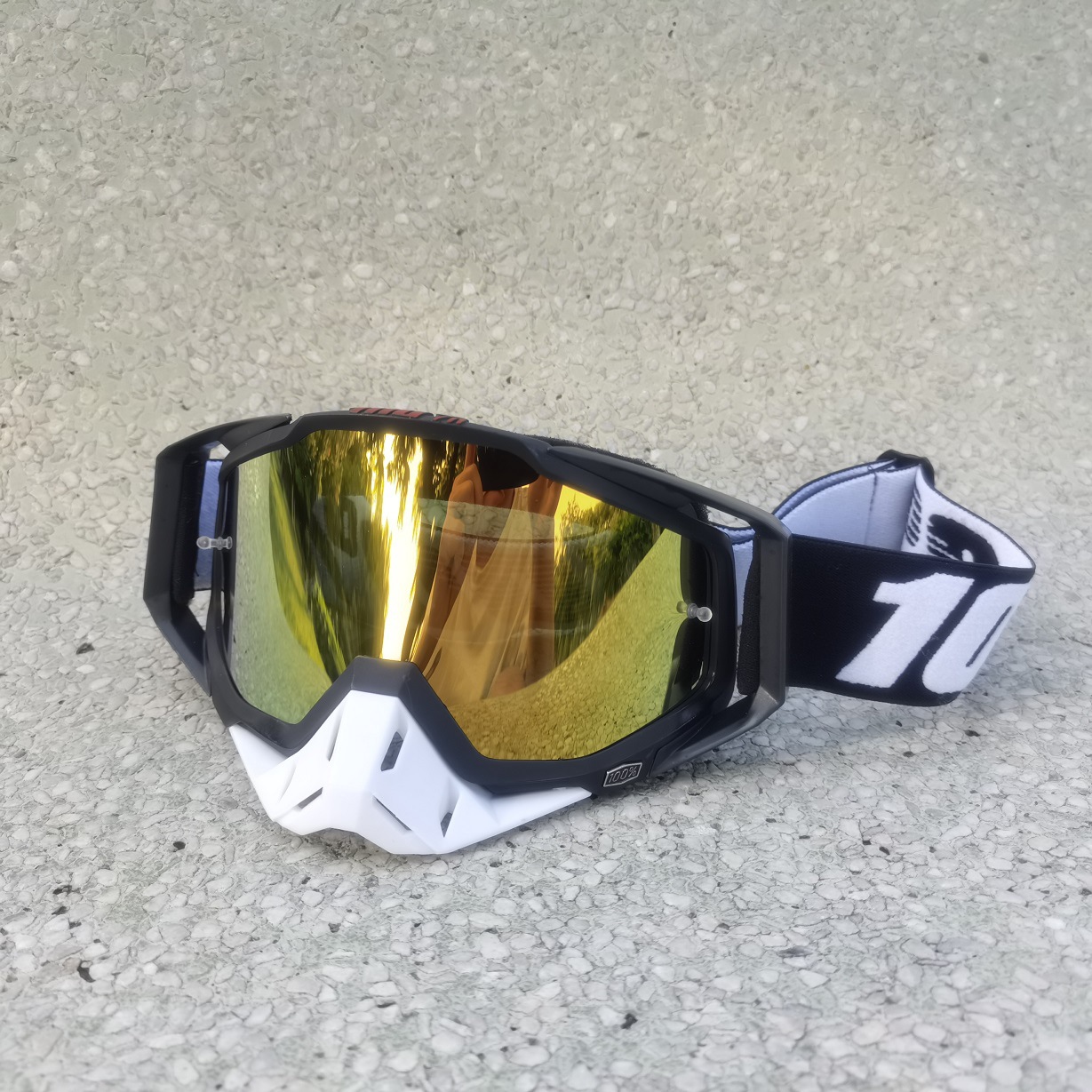 Film rouge nez entièrement noir et blanc