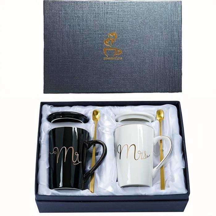 Coffret cadeau noir avec couvercle de cuillère blanc et noir bordé d'or