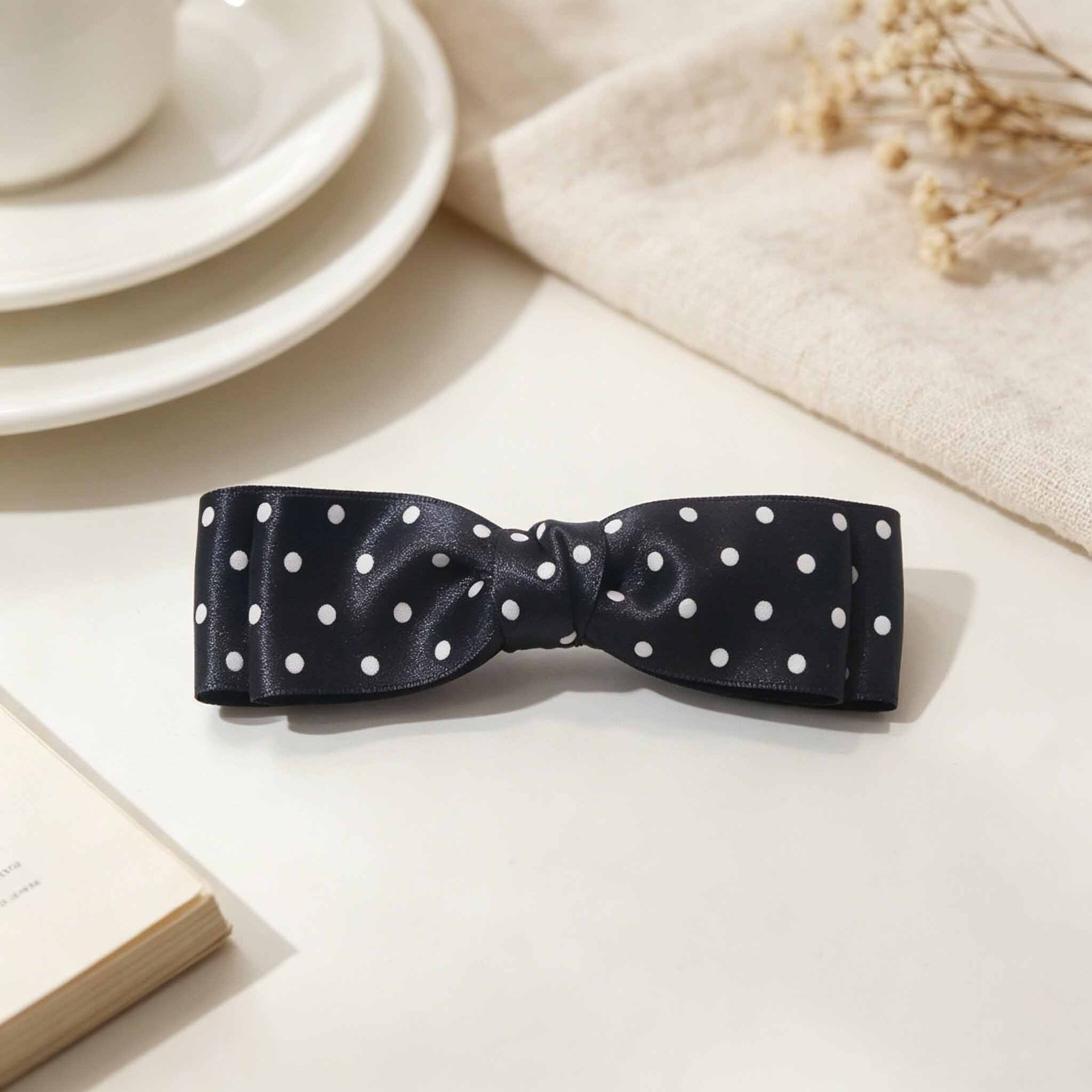 Nœud papillon à pois noirs