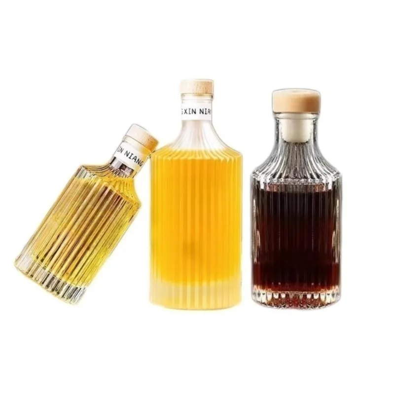 En stock 700ml 750ml 25oz bouteille de liqueur en verre de vin de fruits avec liège et étiquette personnalisée pour emballage de vodka whisky gin rhum