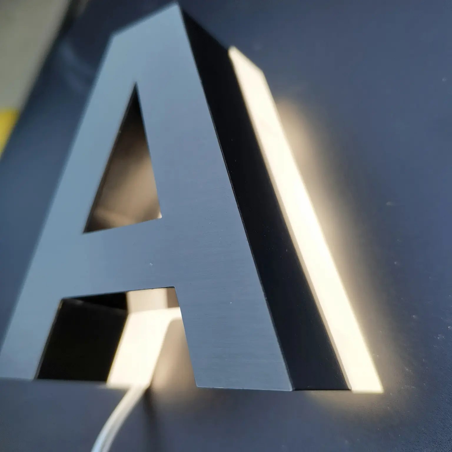 Letras de letrero de metal retroiluminadas 3D con logotipo de negocios al aire libre personalizadas
